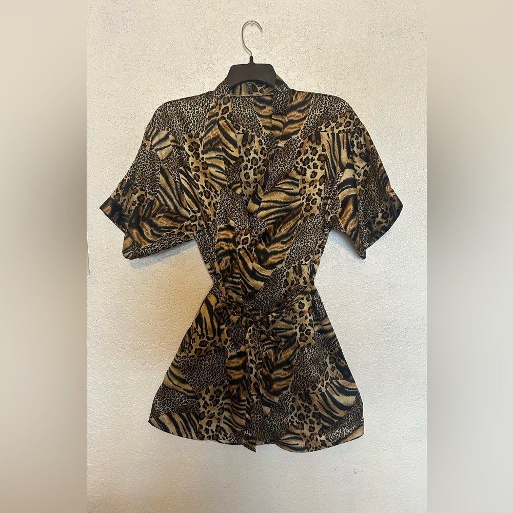 Women’s Animal Print Satin Robe Silk Belted Bathrobe Size Small Short Sleeve